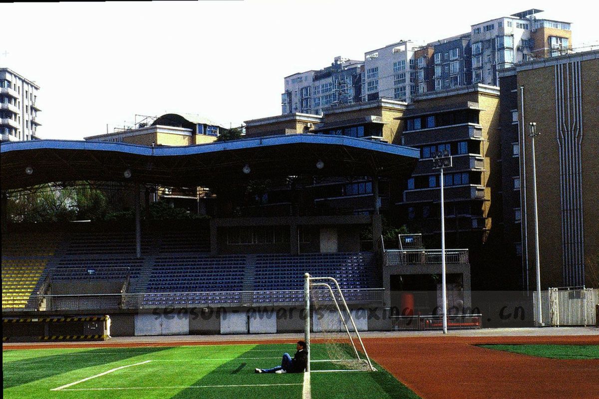 城市园区与建筑轮廓的抽象线条示意，青绿线条勾勒出场地与道路结构